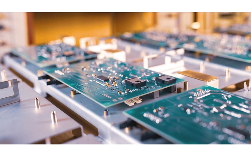 RFID技術(shù)在PCBA中的應(yīng)用：物聯(lián)網(wǎng)、追蹤和數(shù)據(jù)管理